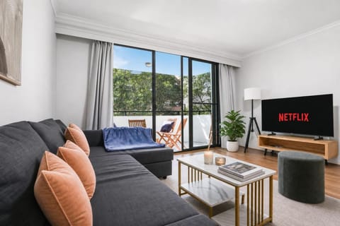 Property building, Communal lounge/ TV room, Day, TV and multimedia, View (from property/room), Balcony/Terrace, Living room, Photo of the whole room, Seating area, Evening entertainment