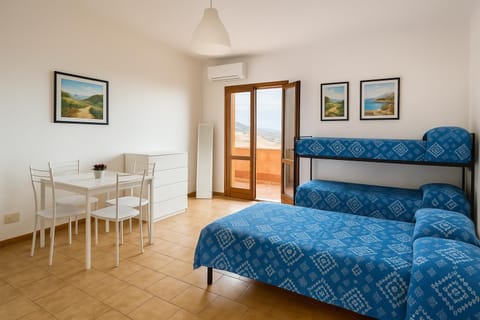 Bed, Living room, Photo of the whole room, Seating area, Dining area, Bedroom