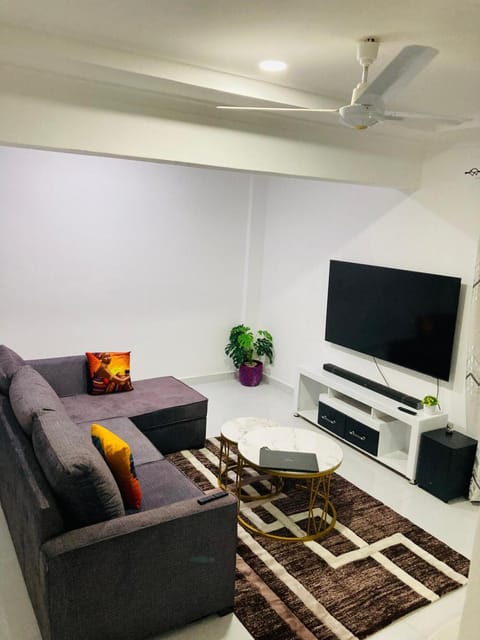 TV and multimedia, Living room, Seating area, Evening entertainment
