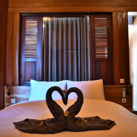 Putra'Lebah Amed Guest House Bed and Breakfast in Abang