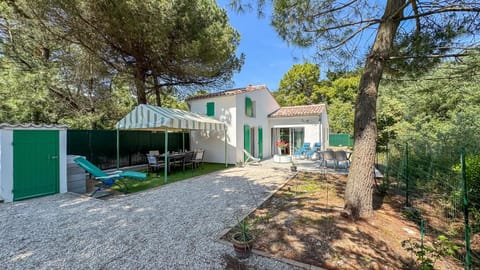 Property building, Patio, Natural landscape, Garden, Garden view, sunbed