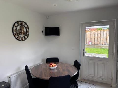 TV and multimedia, Kitchen or kitchenette, Food and drinks, Seating area, Dining area, Food