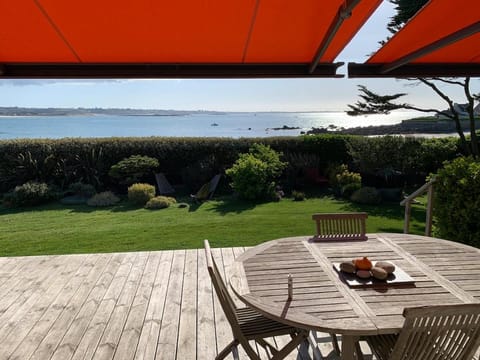 Maison les pieds dans l'eau avec vue mer et accès plage House in Kerlouan