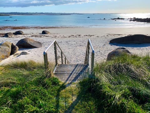 Maison les pieds dans l'eau avec vue mer et accès plage House in Kerlouan