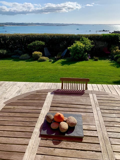 Maison les pieds dans l'eau avec vue mer et accès plage House in Kerlouan