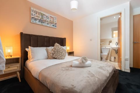 Bed, Photo of the whole room, Decorative detail, Bedroom, towels, wardrobe