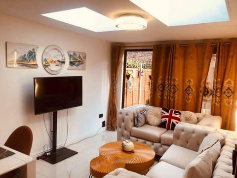TV and multimedia, Living room, Seating area, Evening entertainment