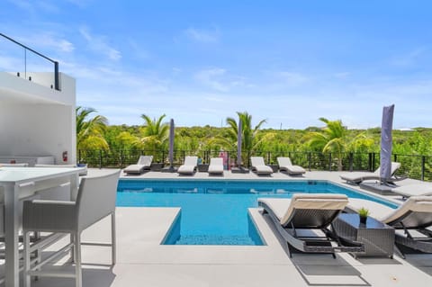 Patio, Day, Swimming pool, sunbed