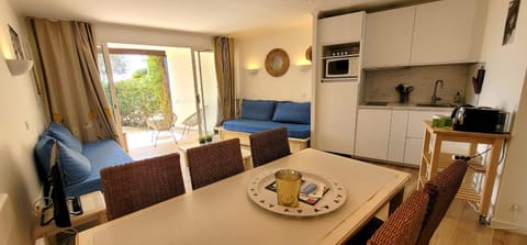 Bright apartment with garden and sea view Apartment in Grimaud