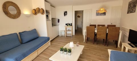 Bright apartment with garden and sea view Apartment in Grimaud