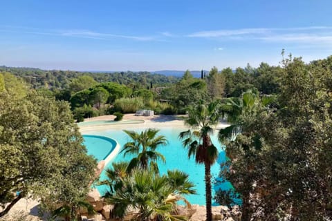 Bright apartment with garden and sea view Apartment in Grimaud