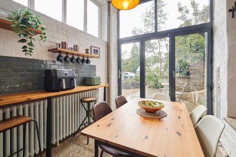 Coffee/tea facilities, Kitchen or kitchenette, Dining area