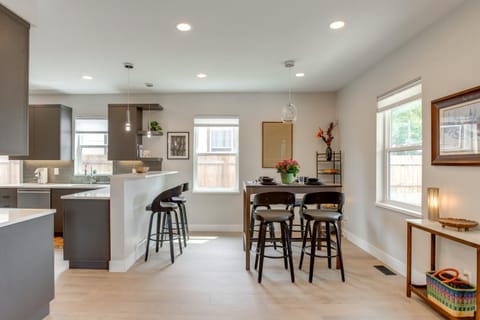 Walk to Med Ctrs and Dtwn Englewood Modern Home House in Englewood