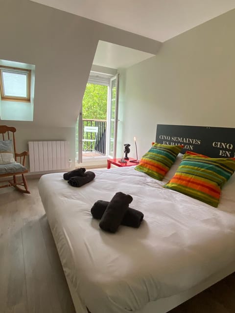Bed, Photo of the whole room, Bedroom, towels