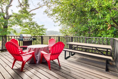 2 Mi to Downtown Coos Bay Home with Deck, Fire Pits House in Coos Bay