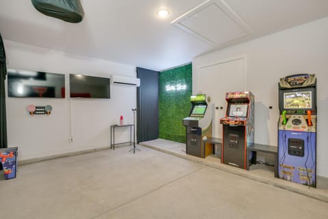 Hot Tub and Game Room Raider Resort in Lubbock House in Lubbock