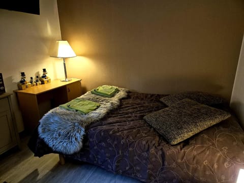 Bed, towels