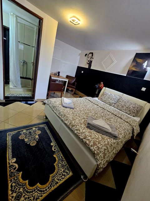 Bed, Dining area