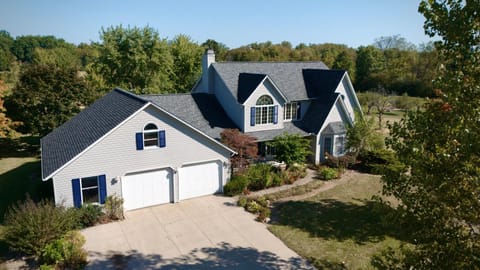 Spacious 5 bedroom 16 plus guests on 14 acres with fishing pond House in Ohio