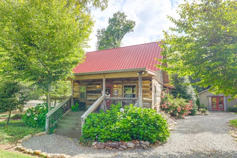 Hike, Leaf Peep and More Sleek Cabin in Weaverville Cabin in Buncombe County