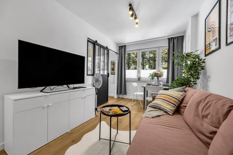 Communal lounge/ TV room, TV and multimedia, Living room, Seating area, Evening entertainment