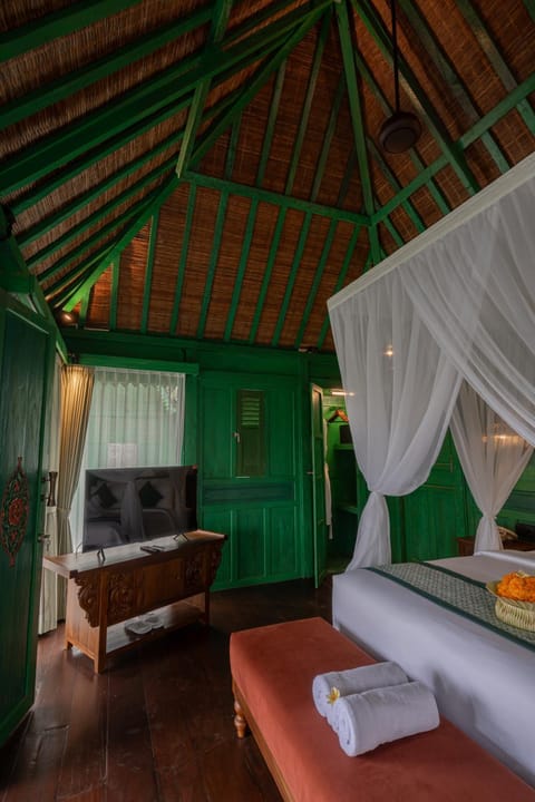 Bed, TV and multimedia, Photo of the whole room, Bedroom, towels