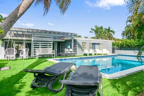 Casa Luna Tropical Pool Minutes to the Beach House in Hallandale Beach
