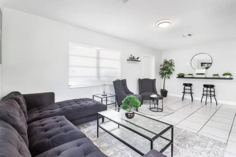 Casa Luna Tropical Pool Minutes to the Beach House in Hallandale Beach