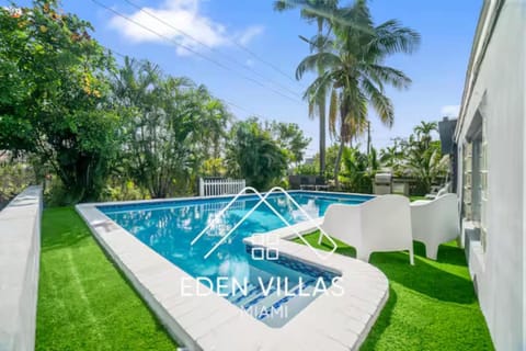 Casa Luna Tropical Pool Minutes to the Beach House in Hallandale Beach