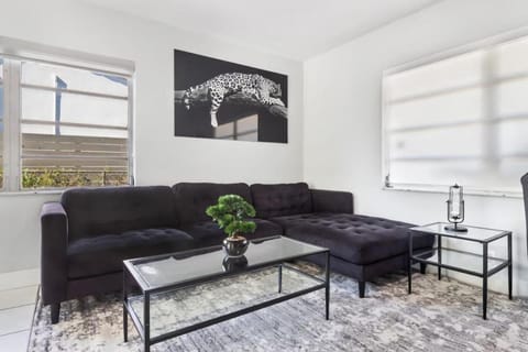 Casa Luna Tropical Pool Minutes to the Beach House in Hallandale Beach