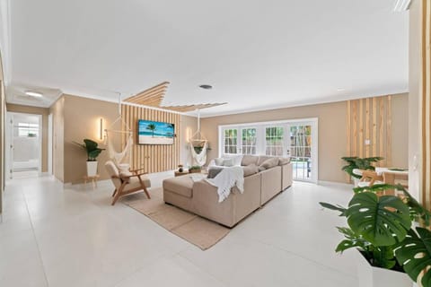 Casa Amazonia Pool Tiki Hut Volleyball Beach House in Ojus