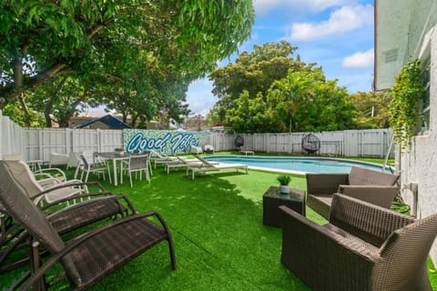 Casa Eva Turfed Pool 5BR 10 mins beach House in Hallandale Beach