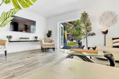 Casa Eva Turfed Pool 5BR 10 mins beach House in Hallandale Beach