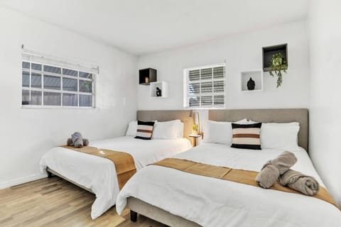 Casa Eva Turfed Pool 5BR 10 mins beach House in Hallandale Beach