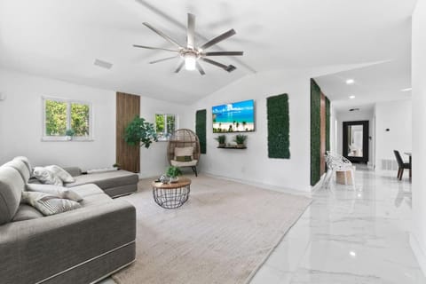 Casa Agape Waterfront HotTub 15 min to Beach House in Hollywood