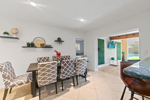 Casa Palma Tropical Pool 15 min to Beach House in Hollywood