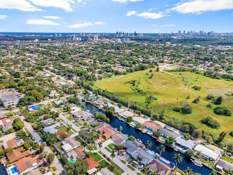 Casa Utopia Waterfront Pool 15 Min To Beach Villa in Hollywood