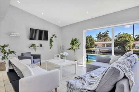 Casa Utopia Waterfront Pool 15 Min To Beach Villa in Hollywood