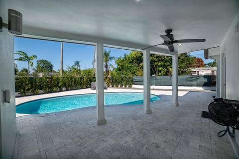 Baby Camellia Modern, luxurious and spacious house House in Hollywood