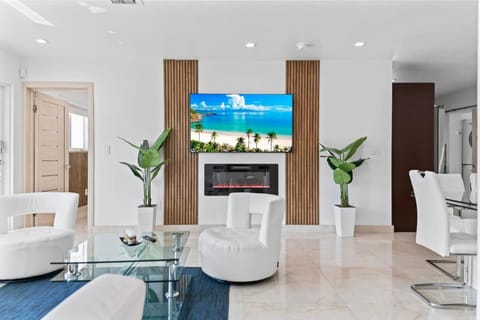 Baby Camellia Modern, luxurious and spacious house House in Hollywood