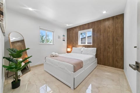 Baby Camellia Modern, luxurious and spacious house House in Hollywood