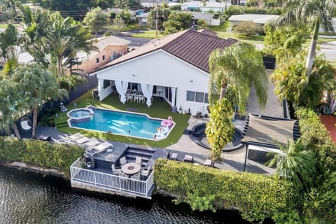 Casa Asaka Waterfront Pool Paradise Villa in Hollywood