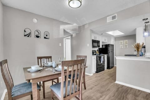 Relaxing 2BR Apartment with Pool and Gym Apartment in Arlington