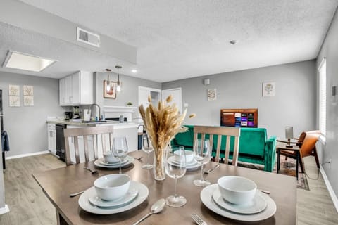 Relaxing 2BR Apartment with Pool and Gym Apartment in Arlington