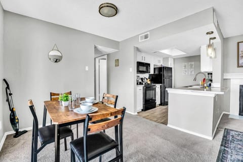 Fresh and Modern 2BR with Gym and Pool Apartment in Arlington