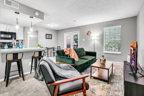 Stylish 2BR Apartment with Pool and Fitness Center Apartment in Arlington