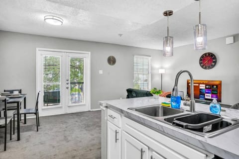 Stylish 2BR Apartment with Pool and Fitness Center Apartment in Arlington