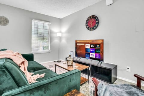 Stylish 2BR Apartment with Pool and Fitness Center Apartment in Arlington