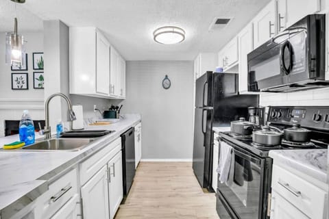 Stylish 2BR Apartment with Pool and Fitness Center Apartment in Arlington