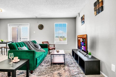 Spacious 2BR Apartment with Pool and Gym Apartment in Arlington